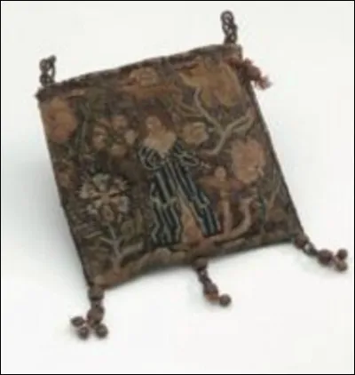 Que peut &ecirc;tre ce bout de tissu datant du Moyen-&Acirc;ge ?