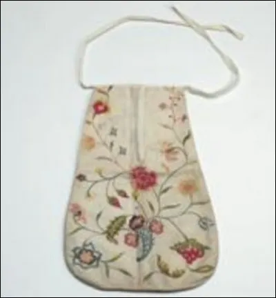 Comment &eacute;taient port&eacute;es ces petites pochettes en illustration par les dames de la courtoisie du 17e et 18e si&egrave;cle ?