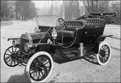 Nous en sommes aux autonomes, hybrides, connect&eacute;es,... En quelle ann&eacute;e fut construite la 1&egrave;re voiture &agrave; moteur ?