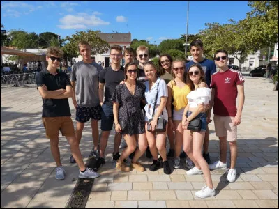 Tes parents ont invité des amis et ils ont des enfants de ton âge, que fais-tu ?