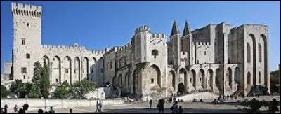 Le Palais des Papes se situe dans la ville d'...