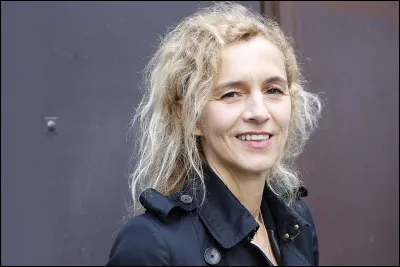 Elle est l'auteur de dix romans, dont "D'après une histoire vraie", couronné en 2015 par le prix Renaudot : c'est ...