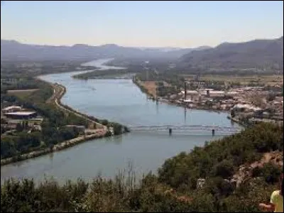 Combien de régions françaises le Rhône traverse-t-il ?