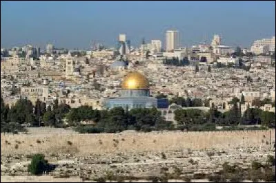 Quel pays est surnommé "La Terre sainte" ?