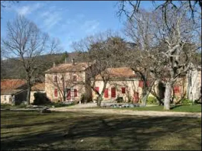 Nous terminons notre balade en Provence, &agrave; V&eacute;rignon. Petit village de 10 habitants, au pied des plans de Canjuers, il se situe dans le d&eacute;partement ...