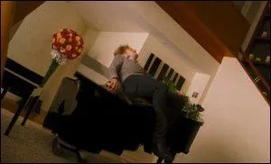 Pourquoi ce personnage est-il sur le piano ?