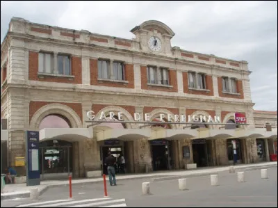 Charles Trenet prenait le train ''À la gare de Perpignan''. Quel peintre aurait dit qu'il considérait cette gare comme étant le centre du monde ?