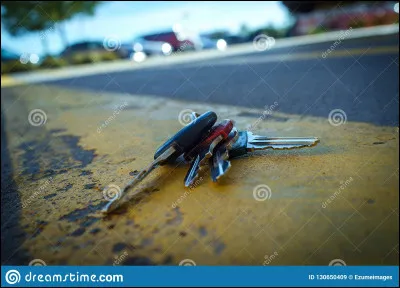 Une personne se moque de toi parce que tu as perdu tes clés :