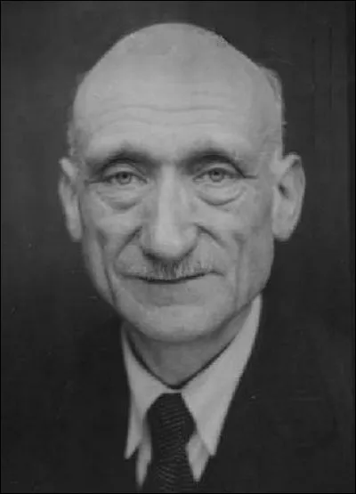 Cet homme politique français, considéré comme l'un des pères fondateurs de la construction européenne par sa déclaration du 9 mai 1950 qui a été suivie de la création de la CECA, se prénomme ...