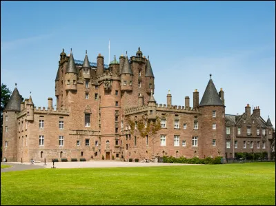 Nous apercevons ici le château de Glamis, situé en Écosse.