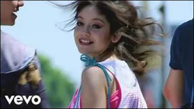 Où la chanson est-elle apparue avant qu'il tourne ce clip ?