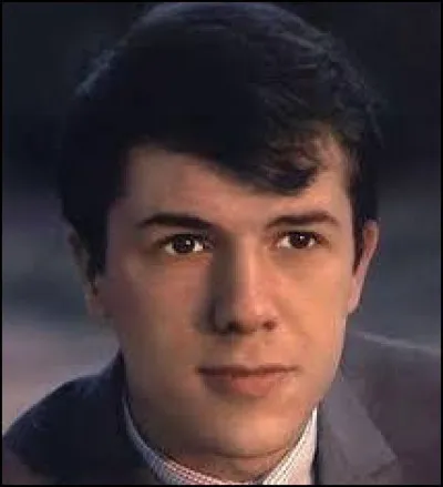 ''Vous permettez, Monsieur ? '' est un titre de Salvatore Adamo qui rappelle qu'à l'époque il était de bon ton qu'une jeune fille sorte accompagnée de ses parents. Quand ce n'était pas possible elle était accompagnée d'un ---------------.