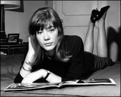 ''Mon amie la rose'' est une chanson de Françoise Hardy. Quel club de rugby joue avec des maillots arborant la couleur rose ?