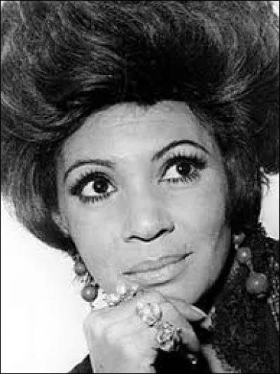 Shirley Bassey a chant&eacute; le g&eacute;n&eacute;rique de ''Goldfinger'', film r&eacute;alis&eacute; par un homme dont le nom est celui de la capitale des Bermudes. Qui est-ce ?