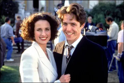 Quel est le nombre de mariages dans le titre du film dont Hugh Grant et Andie MacDowell sont les acteurs principaux ?