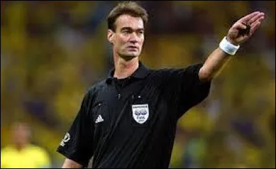 Quel est le nom de cet arbitre international ?