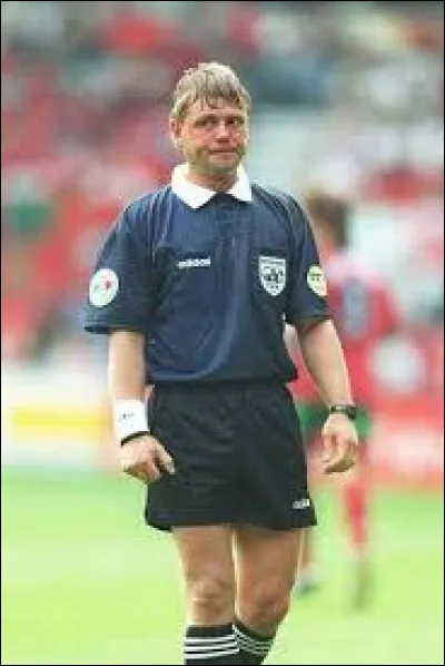 Quel est le nom de cet arbitre international ?