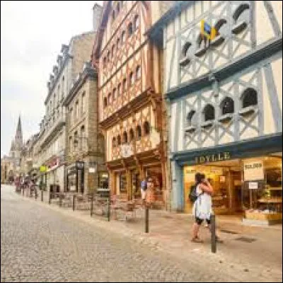 Laquelle de ces trois villes se trouve dans les Côtes-d'Armor ?