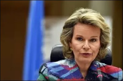 La photo de cette femme devrait vous donner le nom d'un groupe célèbre, lequel ?