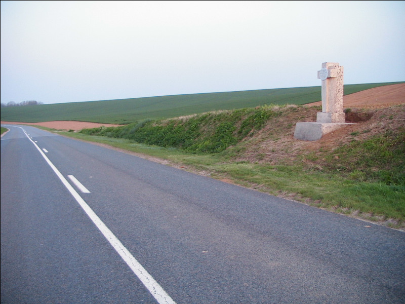 Comment s'appelle cette route de la région des Hauts-de-France qui a été le théâtre de plusieurs batailles meurtrières de la Première Guerre mondiale ?