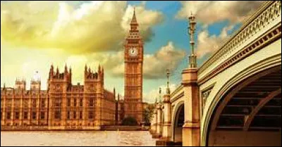 Comment se nomme la tour qui contient l'horloge de Big Ben ?