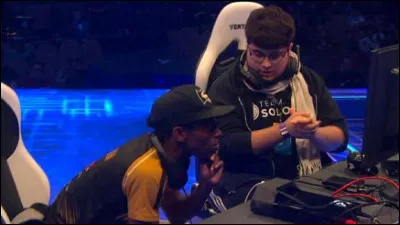 Quel personnage a été vivement critiqué pour ses combos dévastateurs dans le domaine de l'Esport de Super Smash Bros 4 ?