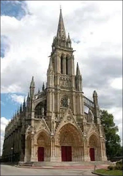 Nous sommes maintenant en Normandie devant la basilique Notre-Dame de Bonsecours. Ville de la m&eacute;tropole Rouennaise, elle se situe dans le d&eacute;partement ...