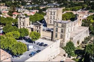 Voici le ch&acirc;teau de La Tour-d'Aigues. Ville Vauclusienne, elle se situe en r&eacute;gion ...