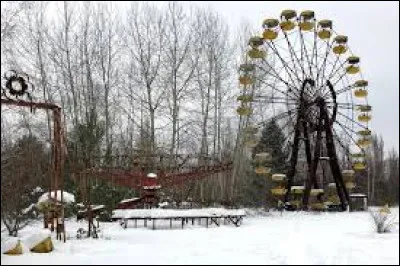 Cette grande roue n'a plus tourné depuis 1986.
Quelle est cette ville où les rires des enfants ne résonnent plus ?