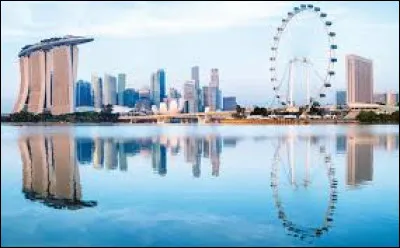 Aujourd'hui, de nombreuses métropoles s'équipent d'une grande roue. 
Avec ses 165 mètres de hauteur, celle-ci a été la plus haute du monde entre 2008 et 2014. 
Dans quelle cité-État insulaire au large du sud de la Malaisie se trouve-t-elle ?