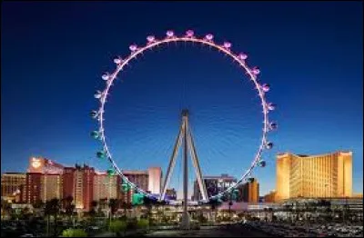 Avec 168 mètres de hauteur, c'est la plus haute grande roue du monde actuellement. Ce record sera battu prochainement à New York (190 mètres) et à Dubaï (210 mètres). En tout, l'excès est un vice. 
Avez-vous reconnu la ville qui accueille la High Roller Observation Wheel ?