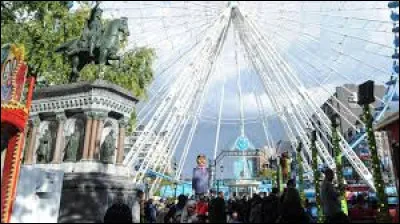 Cette grande roue est devenue une attraction incontournable de la foire d'octobre. Au premier plan, on aperçoit la statue équestre de Charlemagne et Tchantchès.
Dans quelle ville sommes-nous ?