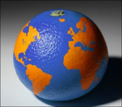 Qui est l'auteur du poème ''La terre est bleue comme une orange'' ?