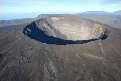 Où situez-vous le piton de la Fournaise, un volcan actif qui culmine à 2 632 mètres d'altitude ?