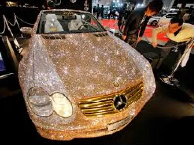 Pourquoi ne pas faire une folie avec cette voiture en or avec supplément diamant ? Quelle est la marque de cette auto ?