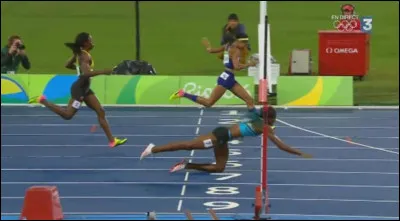 Jambi&egrave;res de cuir ou de toile, qui couvrent le bas de la jambe et le dessus du soulier, utilis&eacute;es aussi pour prot&eacute;ger les jambes du cheval !