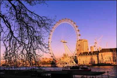 Cette marque possède une large gamme de vêtements et accessoires pour femmes et hommes. Quelle est-elle ?