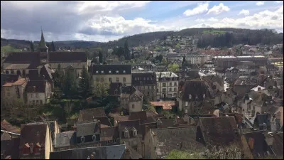 Aubusson, peupl&eacute;e de 3400 habitants, situ&eacute;e &agrave; l'extr&eacute;mit&eacute; nord-est du plateau de Millevaches, au confluent de la Creuse et de la Beauze, est une sous-pr&eacute;fecture de ...