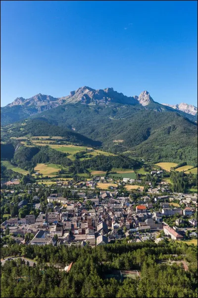 Cette petite sous-pr&eacute;fecture des Alpes de Haute-Provence, peupl&eacute;e de 2600 habitants, situ&eacute;e dans la vall&eacute;e de l'Ubaye, c'est ...