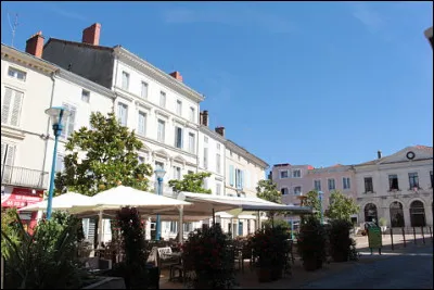 Nontron, situ&eacute;e au coeur du P&eacute;rigord vert, dans une r&eacute;gion de collines de la bordure sud-ouest du Massif Central, est une sous-pr&eacute;fecture de 3000 habitants de la ...
