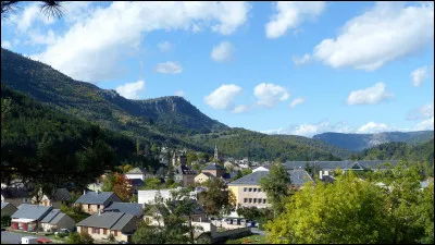 A peine plus peupl&eacute;e que la pr&eacute;c&eacute;dente, Florac, situ&eacute;e dans le parc des C&eacute;vennes, en bordure de la vall&eacute;e du Tarn, est une sous-pr&eacute;fecture ...