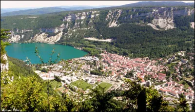 Cette petite sous-pr&eacute;fecture de l'Ain, peupl&eacute;e de 3 400 habitants, est situ&eacute;e au bord de son lac, dans le sud du massif du Jura : c'est ...