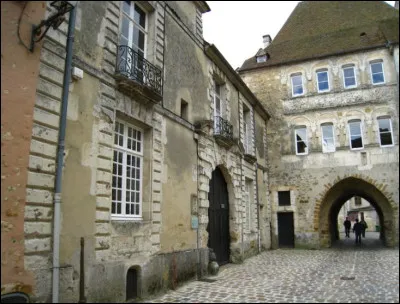 Mortagne-au-Perche, petite ville de 3800 habitants, situ&eacute;e dans la partie nord-ouest des collines du Perche, est une sous-pr&eacute;fecture de ...