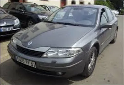 Comment s'appelle cette voiture familiale des années 2000 ?