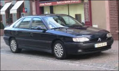 Quel est le nom de cette voiture des années 90 ?