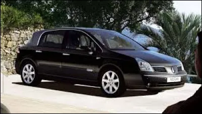 Comment s'appelle cette voiture des années 2000 ?