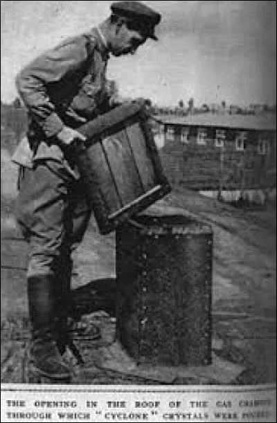 Les exécutions ont d'abord été menées à l'arme à feu, ensuite les déportés ont été asphyxiés par les gaz d'échappement d'un camion et finalement un pesticide puissant a été utilisé.
Qu'est-ce que cet homme déverse dans la cheminée de la chambre à gaz ?