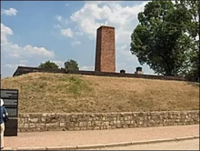 Quel mensonge peut-on encore lire sur le portail d'entrée du camp ?