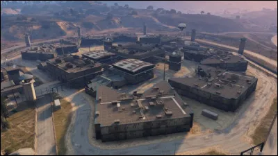 Si un intrus ou un membre du personnel se conduit mal, il peut être...