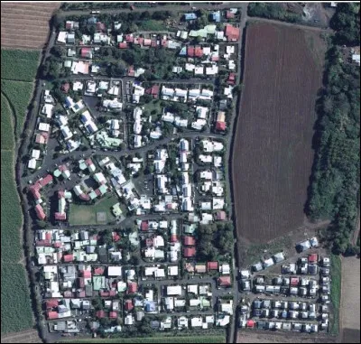 Pour permettre aux soldats de s'entraîner comme dans une vraie mission, la base est dotée d'une ville reconstituée avec commerces, maisons, services postaux... Parmi les propositions suivantes, quel édifice est un commerce ?